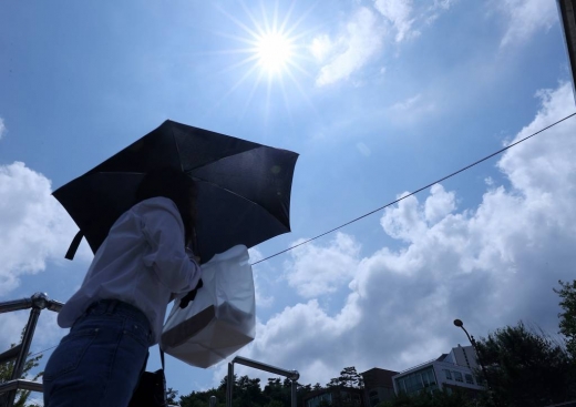 서울 용산구 한강진역 인근에서 시민들이 양산을 쓴 채 발걸음을 옮기고 있다./사진=머니투데이DB