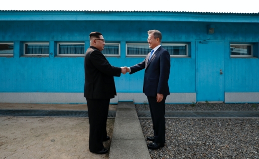 북한의 대남 기구인 통일전선부는 "지금까지 북남(남북) 사이에 있었던 모든 일은 일장춘몽으로 여기면 그만이라는 것이 우리의 입장"이라고 밝힌 가운데 일장춘몽 뜻에 대해 관심이 쏠린다. 사진은 문재인 대통령과 김정은 국무위원장이 처음 만나 악수하는 모습이다. /사진=한국공동사진기자단  
