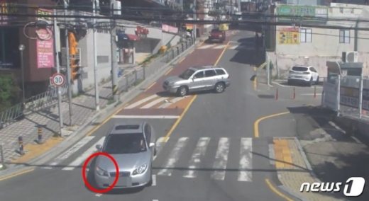 지난 15일 오후 3시29분 부산 해운대구 재송동의 한 초등학교 앞 스쿨존을 주행하던 아반떼가 좌회전하던 싼타페에 부딪힌 뒤 인도를 걸어가던 6세 여자 어린이와 어머니(36)를 들이받고 학교 담벼락 아래로 떨어졌다. 아반떼가 싼타페에 부딪힌 직후 오른쪽 깜빡이를 켠 채 인도로 돌진하는 모습. /사진=뉴스1(부산지방경찰청 제공)