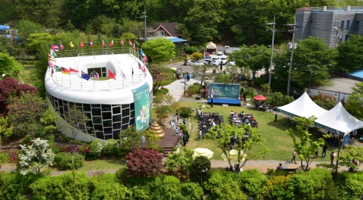 수원시는 해우재를 화장실문화 전시관으로 만들고 일대를 화장실문화 공원으로 만드는 등 화장실 문화 전시관으로 운영 중이다. 2010년 10월 개관 후 지난달 말 기준 140만여 명이 방문했다. / 사진제공=수원시