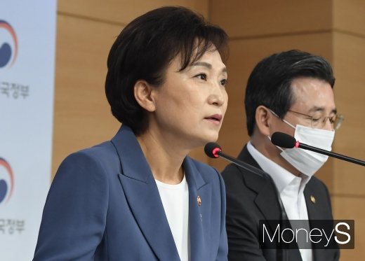 김현미 국토교통부 장관은 “종부세·양도세 강화와 임대등록 혜택축소, 불법전매 청약제한 강화 등 지난해 12월 발표한 주택시장 안정화 방안 후속조치에 대해 하반기 중 신속히 개정을 완료하겠다”고 밝혔다. /사진=장동규 기자