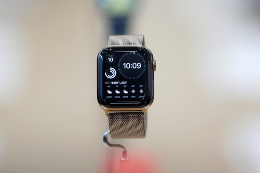 애플은 5월24일 의료기기 품질관리기준(GMP)을 통과했다. GMP 인증은 의료기기 제조·수입업자가 통과해야 하는 적합성 평가다. 애플은 사진은 애플워치5. /사진=로이터