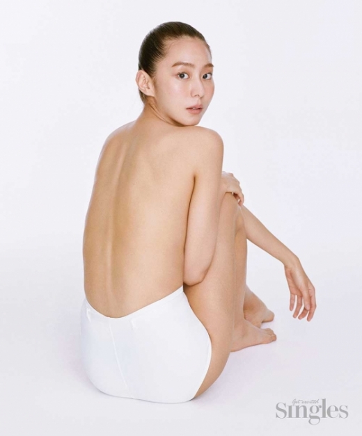 가수 겸 배우 유이가 파격적인 세미 누드 화보를 선보였다. /사진=싱글즈