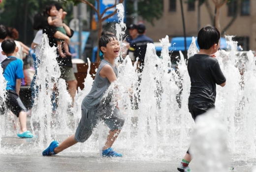 서울 광화문광장 분수대를 찾은 아이들이 물놀이를 하며 더위를 식히고 있다./사진=머니투데이DB