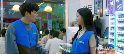 SBS 주말드라마 '편의점 샛별이'이 방영 단 2회 만에 선정성과 부적절한 소재 및 연출 등의 문제로 논란에 휩싸였다. /사진=GS리테일 제공