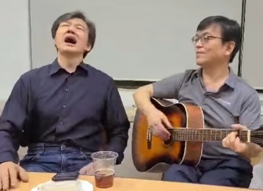 조국 전 법무부 장관(왼쪽)이 이정선의 곡 '나들이'를 열창하며 노래 실력을 뽐냈다. /사진=유튜브 '류형수 TV' 화면 캡처