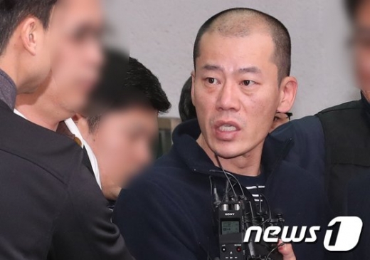 지난해 4월 자신의 아파트에 불을 지른 후 대피하던 아파트 주민들에게 흉기를 휘둘러 5명을 숨지게 하고 17명을 다치게 한 안인득(43)에게 항소심 재판부가 무기징역을 선고했다. /사진=뉴스1   