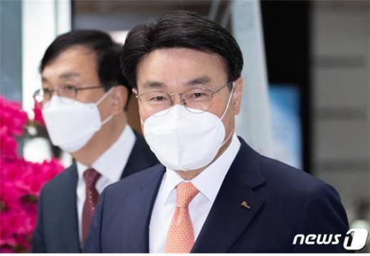최정우 포스코 회장이 연임을 위한 카드로 '물류 자회사'를 선택했다는 해석이 철강업계에서 나오고 있다./사진=뉴스1 