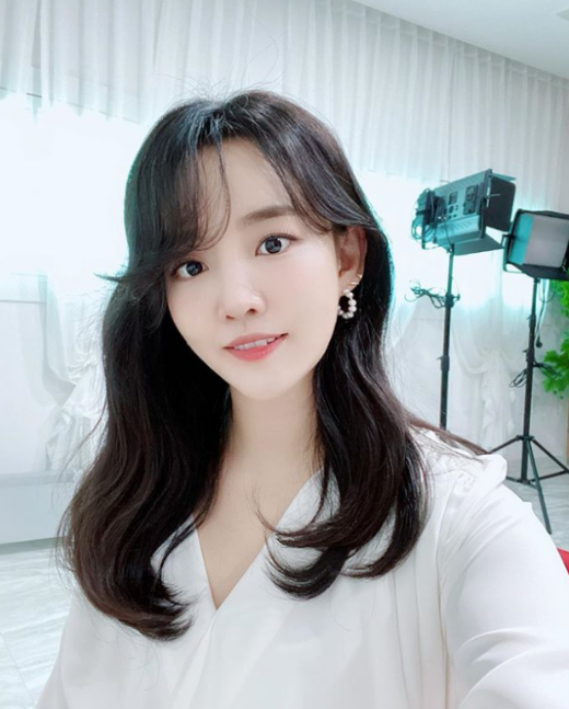 가수 윤하가 오는 25일 EBS ‘하늘의 영웅들’ 내레이션을 맡는다. /사진=윤하 인스타그램 캡처