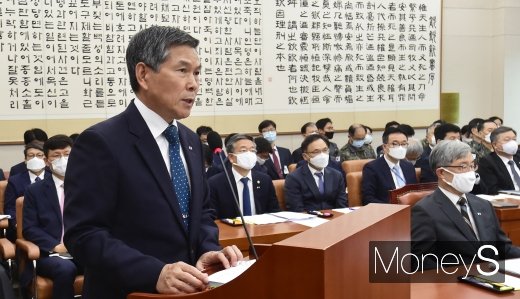 [머니S포토] 업무보고 하는 정경두 국방 장관