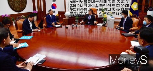 [머니S포토] 홍남기 부총리 접견하는 박병석 의장