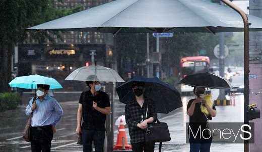 [머니S포토] '큰 우산 아래 작은 우산'