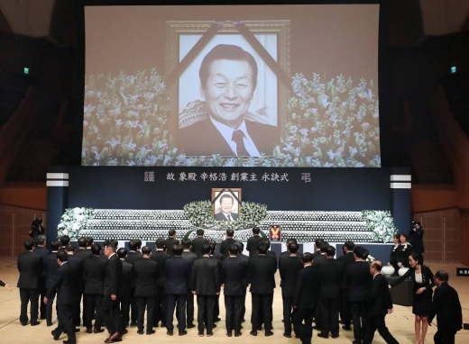 지난 1월22일 서울 송파구 롯데월드몰 콘서트홀에서 엄수된 故 신격호 롯데그룹 명예회장의 영결식에서 헌화 행렬이 이어지고 있다./사진=머니투데이DB