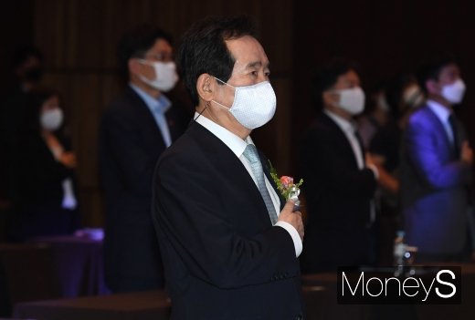 [머니S포토] 발명의 날 기념식에서 국민의례하는 정 총리