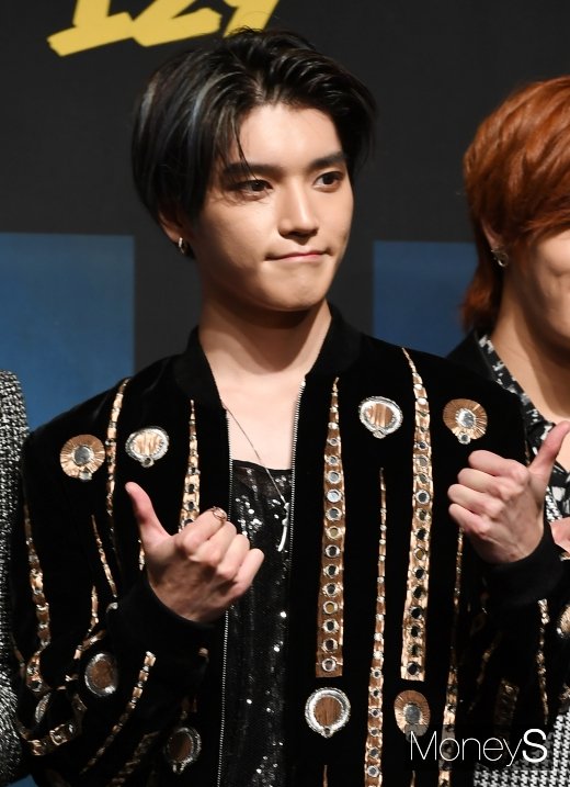 그룹 NCT 태용의 학교폭력을 둘러싼 논란이 한 제보자를 통해 재점화되며 일부 팬들까지 그의 팀 탈퇴를 요구한 가운데 SM엔터테인먼트가 입장을 밝혔다. /사진=장동규 기자