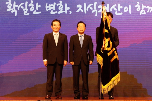 () ſ뺸 ̻ 24 ǵ 63ǼͿ  55ȸ ߸ǳ Ŀ ߸ üι ǥâ ϰ () Ѹ Բ Կ ϰ ִ./=ſ뺸