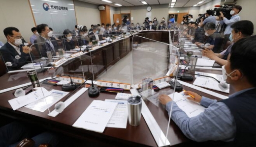 2021년도 최저임금을 결정할 최저임금위원회 1차 전원회의가 11일 오후 정부세종청사에서 열려 박준식 위원장이 모두발언을 하고 있다. / 사진=뉴시스 강종민 기자