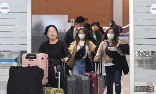 마스크를 쓴 일본인 여행객들이 인천국제공항 제2여객터미널을 통해 입국하고 있다./사진=장동규 머니S 기자