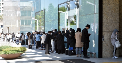 지난 5월13일 대구 중구 현대백화점 앞에서 시민들이 샤넬 제품을 구매하기 위해 줄지어 백화점 개장 시간을 기다리고 있다. /사진=뉴시스
