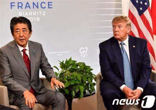 일본 정부는 주요 7개국(G7) 정상회의를 확대해 한국을 참여시키는 구상에 관해 반대 의사를 표명했다고 교도통신이 복수의 미일 외교 소식통 발언을 근거로 보도했다.  왼쪽부터 아베 신조 일본 총리, 도널드 트럼프 미국 대통령./사진=뉴스1 
