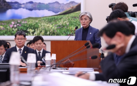 강경화 외교부 장관이 존 볼턴 전 백악관 국가안보보좌관의 회고록과 관련 "기술이 많이 왜곡되고 사실이 아닌 것도 있다"며 "볼턴의 시각이 여실히 드러난 책"이라고 평가했다. /사진=뉴스1