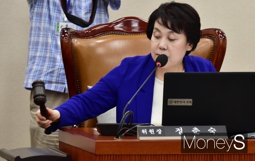 [머니S포토] 의사봉 두드리는 정춘숙 여가위원장