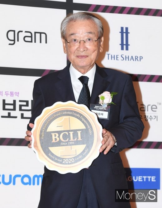 원로배우 이순재의 소속사가 '머슴 매니저' 관련 논란에 엄정 대응을 예고했다. /사진=장동규 기자