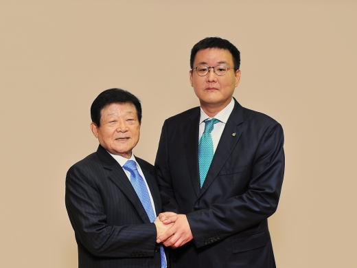 1일 취임한 김남호 DB그룹 신임회장(오른쪽)과 이근형 전 회장이 악수하고 있다. / 사진=DB그룹