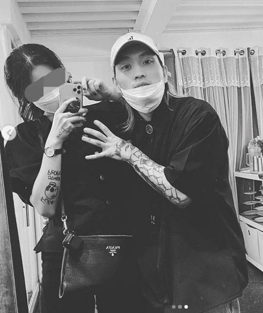 래퍼 씨잼이 연인과 함께한 파격 커플사진을 공개했다. /사진=씨잼 인스타그램 캡처  