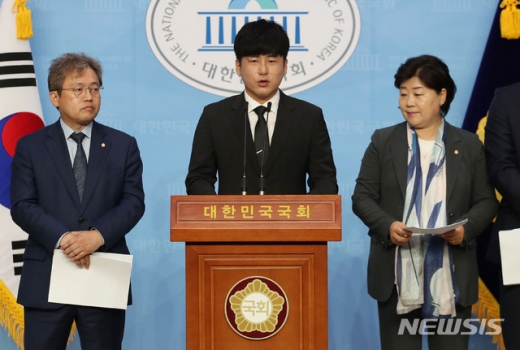 가수 고 구하라씨 친오빠 구인호씨(가운데)가 부양의무를 게을리 한 상속자는 재산을 상속받지 못하도록 하는 일명 '구하라법'(민법 상속편 일부 개정안)의 신속한 처리를 촉구했다. /사진=뉴시스  
