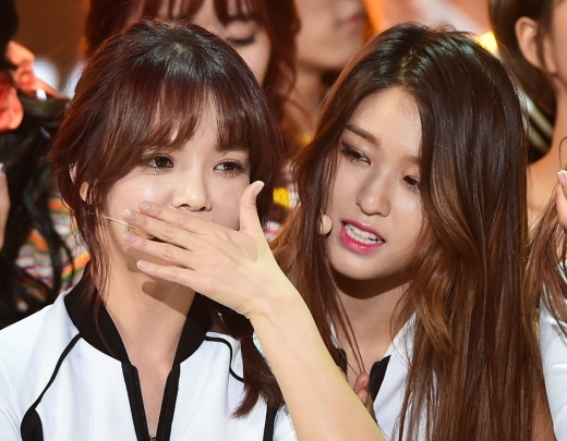걸그룹 AOA 지민이 전 멤버 민아를 괴롭혔다는 논란에 휩싸인 가운데 평소 지민과 절친으로 알려진 같은 멤버 설현에게도 비난의 목소리가 일고 있다. 사진은 지민(왼쪽)과 설현. /사진=뉴스1 DB