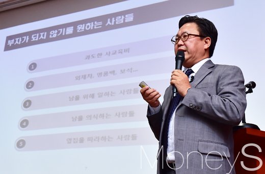 '주식 투자의 레전드' 존 리 대표가 사회 초년병들의 잘못된 소비 행태를 꼬집었다. /사진=임한별 기자