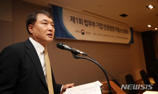 법무부 인권국장 출신 황희석 열린민주당 최고위원이 '검찰쿠데타 14인 명단'과 관련해 "이름이 빠져 있는 자도 있다"고 언급했다. /사진=뉴시스   