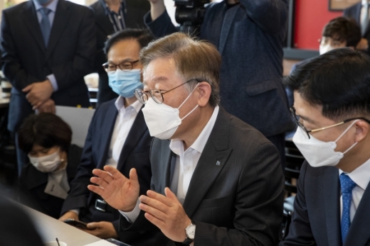 지난 4월 군산 공공배달앱 현장 찾은 이재명 경기지사. / 사진제공=경기도