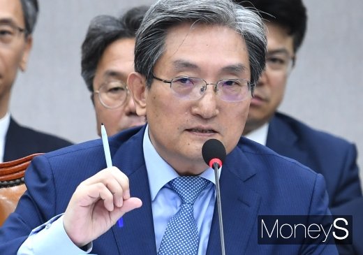 노영민 대통령비서실장은 최근 청주 아파트 처분 의사를 밝히면서 논란이 일자 7월 내에 서울 반포 아파트도 처분하겠다고 8일 밝혔다. /사진=장동규 기자     