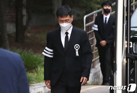 노혜경 시인이 안희정 전 충남지사와 관련해 "불륜이었다면 절대 안희정을 손절하지 않았을 것"이라고 언급했다. 사진은 모친상으로 형집행정지를 받은 안희정 전 충남도지사가 지난 7일 서울 종로구 서울대학병원 장례식장에서 모친의 발인식을 마친 뒤 나서는 모습. /사진=뉴스1