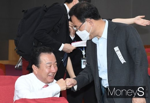 [머니S포토] 주먹인사하는 주호영 원내대표