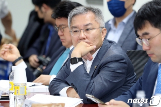 추미애 법무부장관이 검언유착 사건 수사와 관련 '독립적인 수사본부' 구성하겠다는 윤석열 검찰총장의 제안에 대해 즉각 거부 의사를 밝힌 가운데 최강욱 열린민주당 대표가 법무부의 입장문 가안으로 추정되는 글을 올려 구설수에 올랐다. /사진=뉴스1