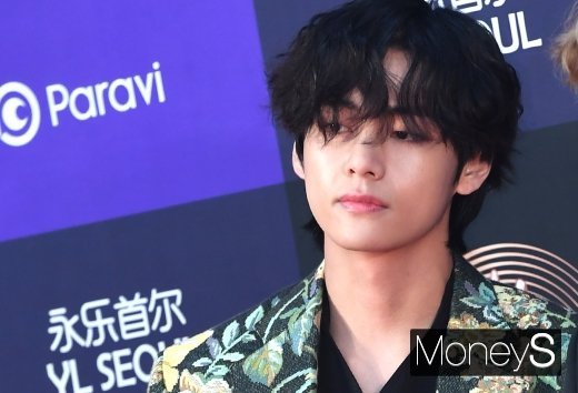 보이그룹 방탄소년단(BTS)의 뷔가 아이튠즈 솔로 아티스트 세계 최고기록 자체 경신했다. 사진은 뷔가 지난 1월5일 열린 '제34회 골든디스크어워즈 with 틱톡' 레드카펫 행사에 참석해 포즈를 취하는 모습. /사진=장동규 기자