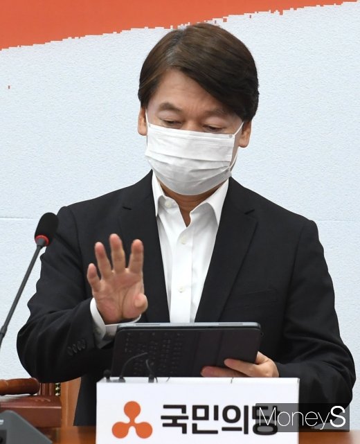 [머니S포토] 회의 자료 확인하는 안철수 대표