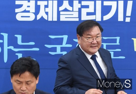[머니S포토] 정책조정회의 참석한 김태년 원내대표