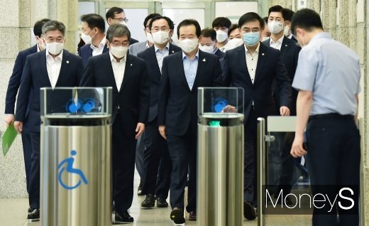 [머니S포토]불법사금융 피해신고센터 방문한 정세균 총리