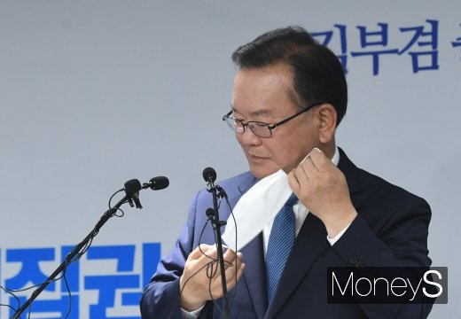 [머니S포토] 마스크 벗는 김부겸