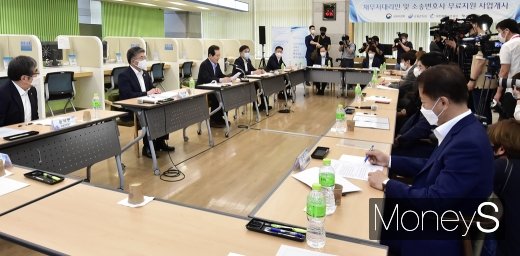 [머니S포토] 금감원 사금융신고센터 찾은 '정세균'