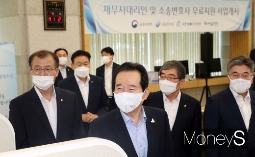 [머니S포토] 사금융 피해신고 신청 목소리 듣는 정세균 총리