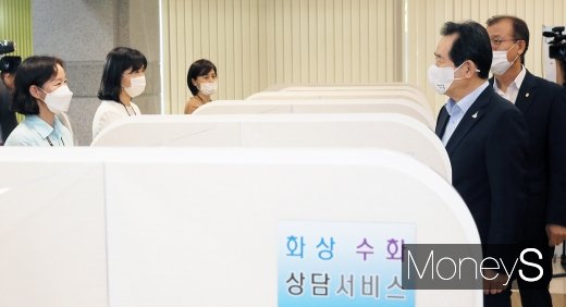 [머니S포토] 사금융 피해센터 찾은 정세균, 