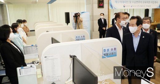 [머니S포토]불법사금융 신고센터 격려하는 정세균 총리
