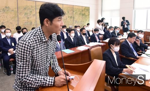 트라이애슬론(철인3종 경기) 유망주였던 고 최숙현 선수를 폭행한 가해자들에 대해 출국금지가 내려진 것으로 드러났다. 사진은 김규봉 경주시청 감독이 지난 6일 고 최숙현 트라이애슬론 선수 가혹행위 및 체육분야 인권침해 관련 문화체육관광부 긴급 현안 질의에 출석한 모습. /사진=임한별 기자