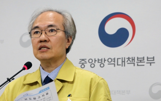 권준욱 질병관리본부 중앙방역대책본부 부본부장이 충북 오송 질병관리본부에서 코로나19 정례브리핑을 갖고 있다. /사진=뉴스1