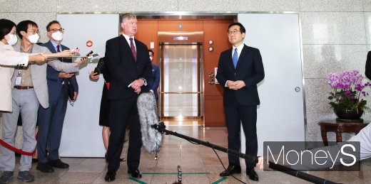 스티븐 비건 미 국무부 부장관 겸 대북정책특별대표(왼쪽)과 이도훈 한반도평화교섭본부장이 지난 8일 서울 외교부 청사에서 회담을 가진 뒤 브리핑을 하고 있다. /사진=사진공동취재단